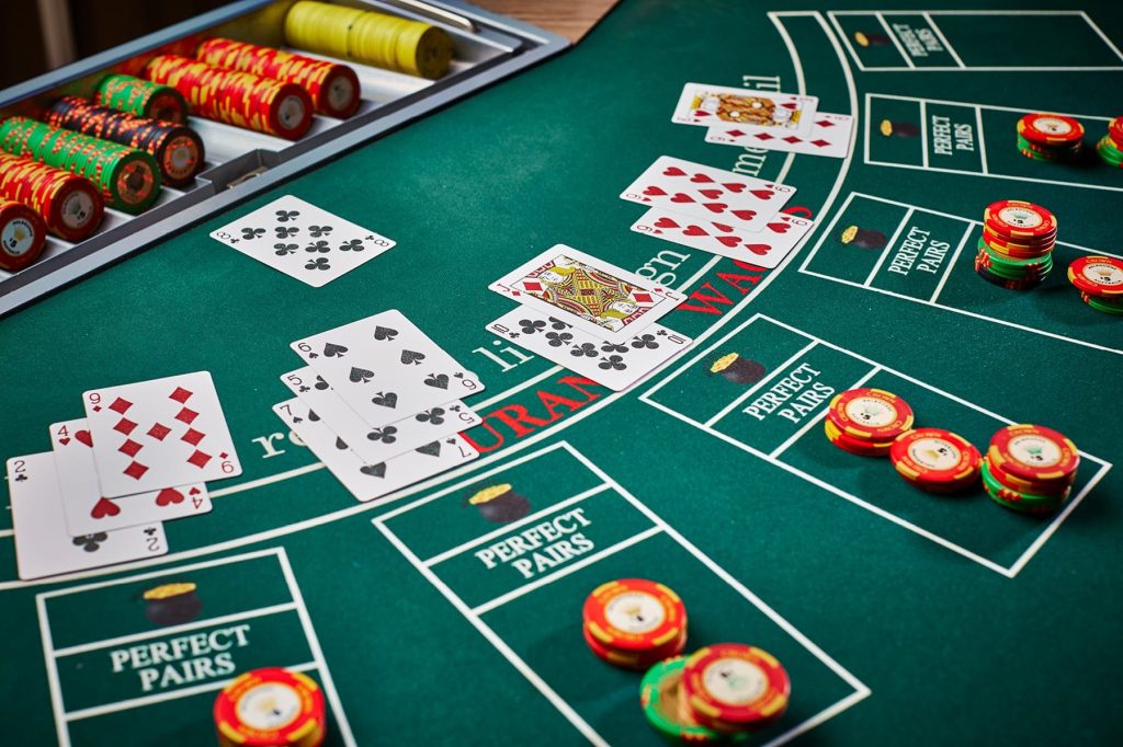 Black Jack adalah salah satu permainan kartu paling populer di kasino di seluruh dunia.